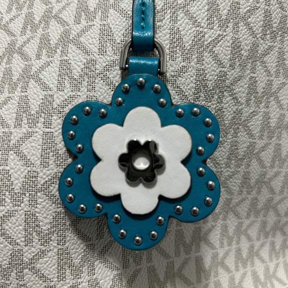 Michael Kors Large "Carter" Vanilla/Teal Market Tote NWOT - Picture 5 of 7